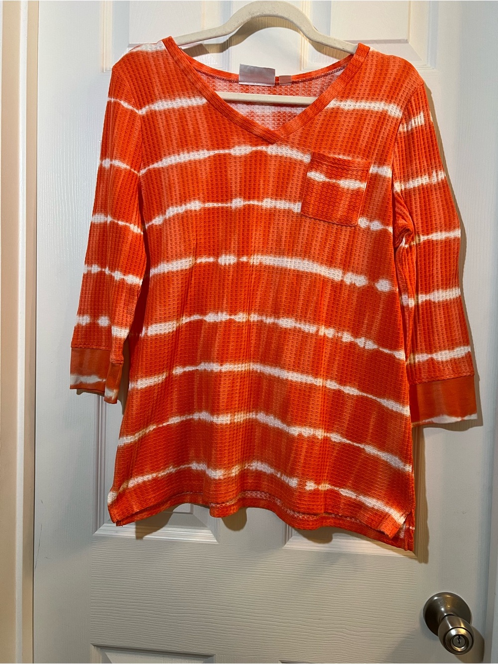 🦋 NWOT Belle by Kim Gravel Orange and White Tie-Dye V-Neck Waffle Top size m
